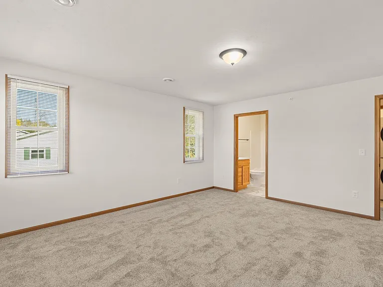 324 Woodcrest Ln — Photo 11