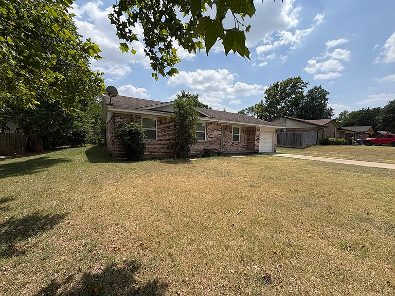 714 Upland Ln — Photo 2