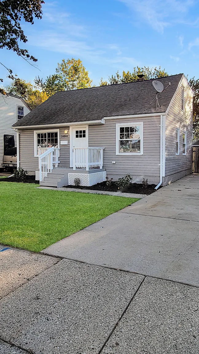 24844 Hayes Ave photo 1