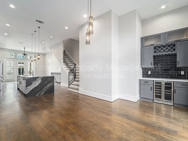 2221 Francis St — Photo 8