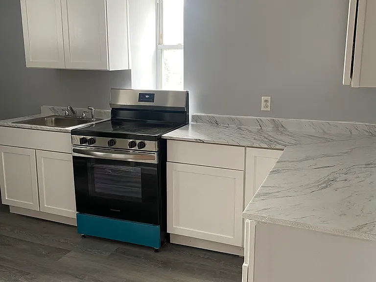208 Taylor St — Photo 1