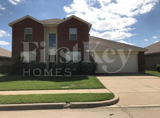429 W Clover Park Dr, Fort Worth, TX 76140
