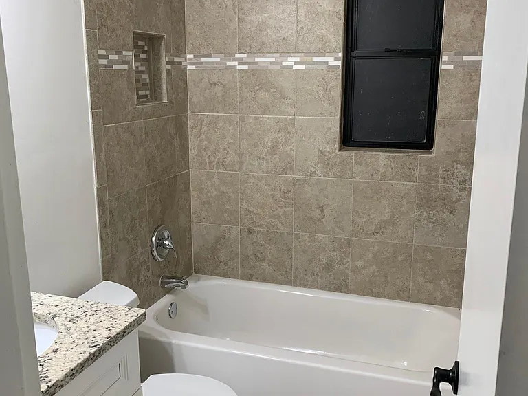 2115 W Kirby St — Photo 4