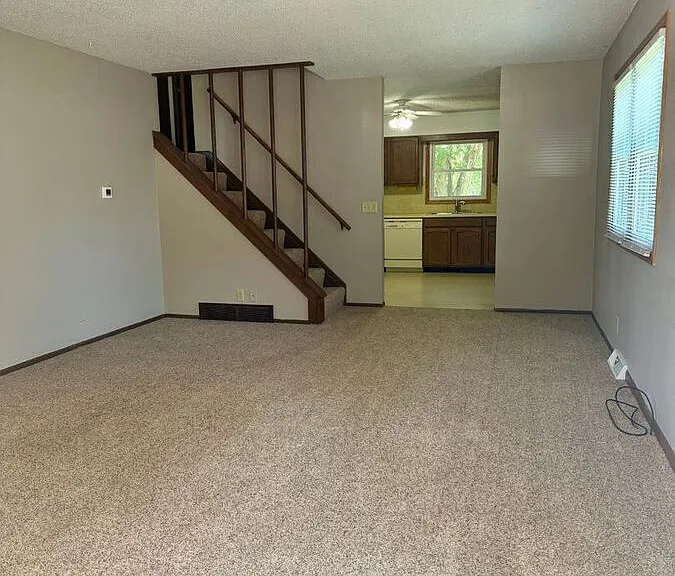 1607 Maiden Ln — Photo 3