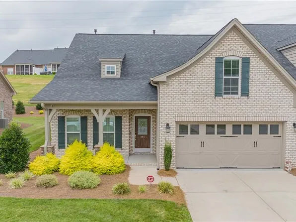 901 Plantation Village Dr, Clemmons, NC 27012