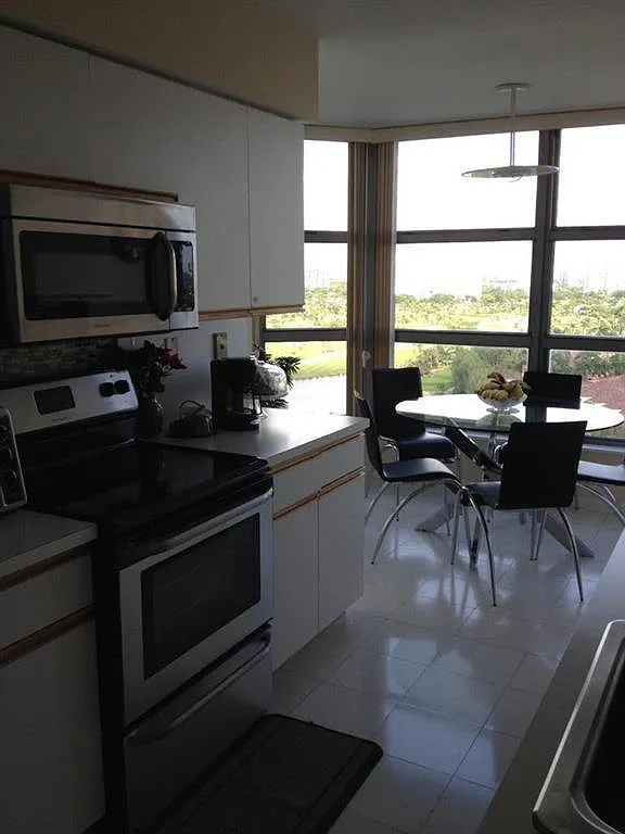 3 bed, 2.0 bath, 1361 sqft, $2,999 — Photo 3