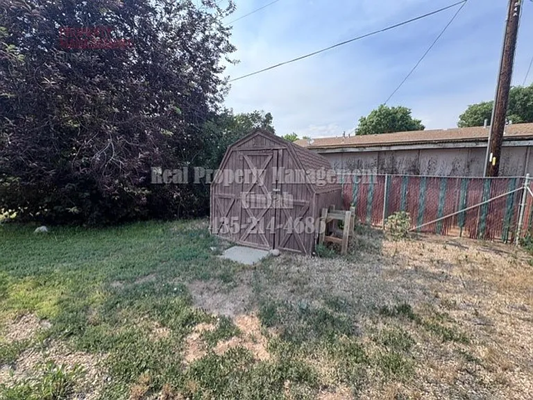 541 E 550 N — Photo 11