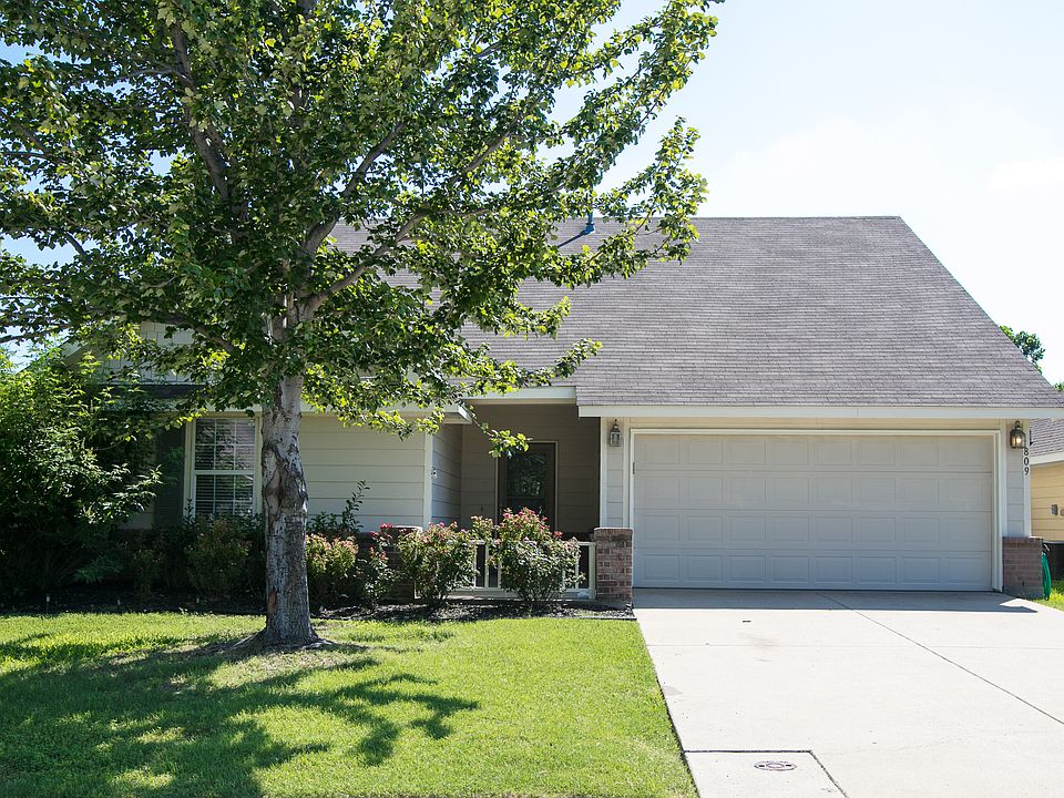 1st image of 809 Robbin Cir