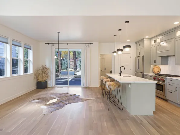 2424 NW Crossing Dr, Bend, OR 97703
