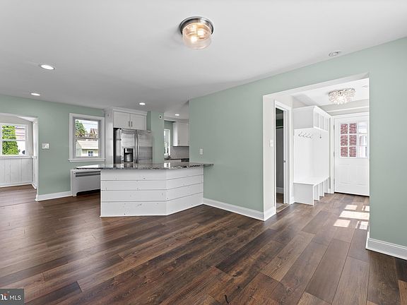 4th image of 220 Oxford Hill Ln