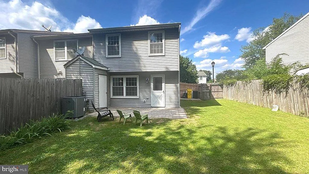 3 bed, 1116 sqft, $2,340 — Photo 3