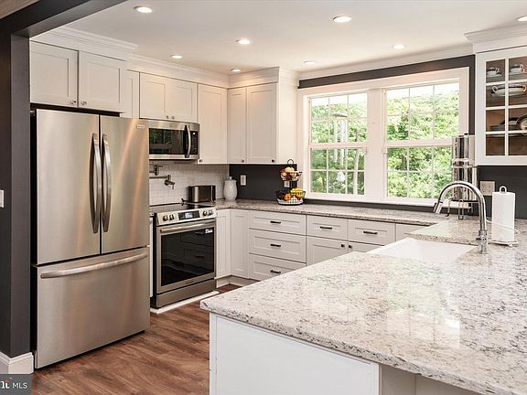 3rd image of 121 Margaret Dr