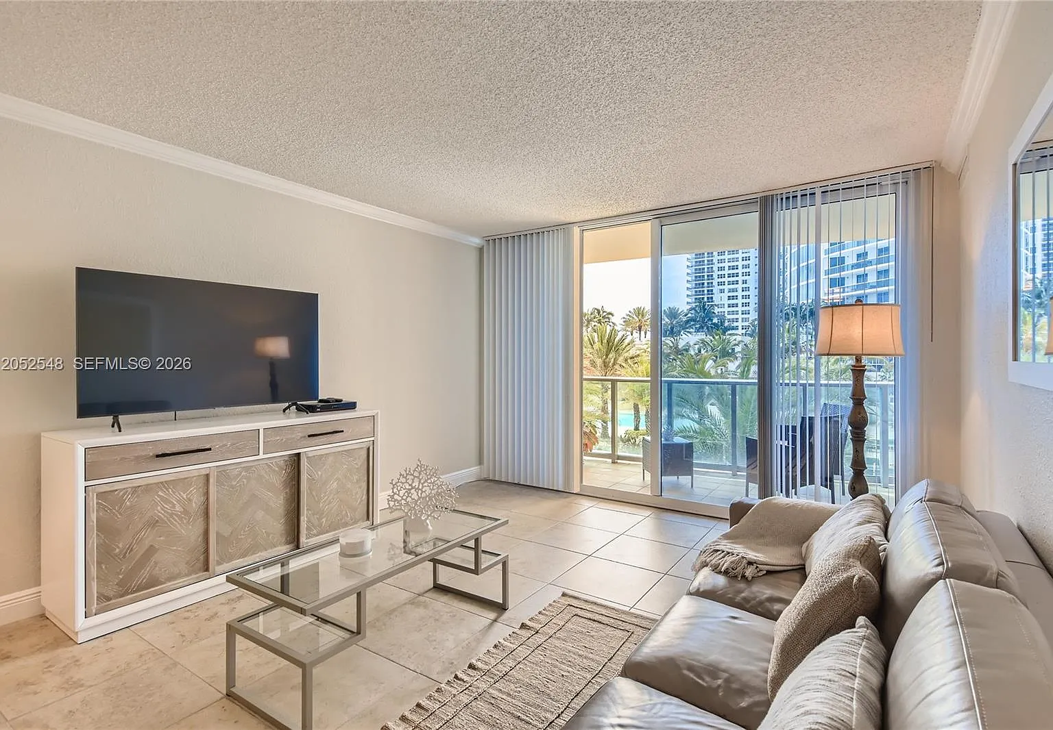 Wave Condo — Photo 1