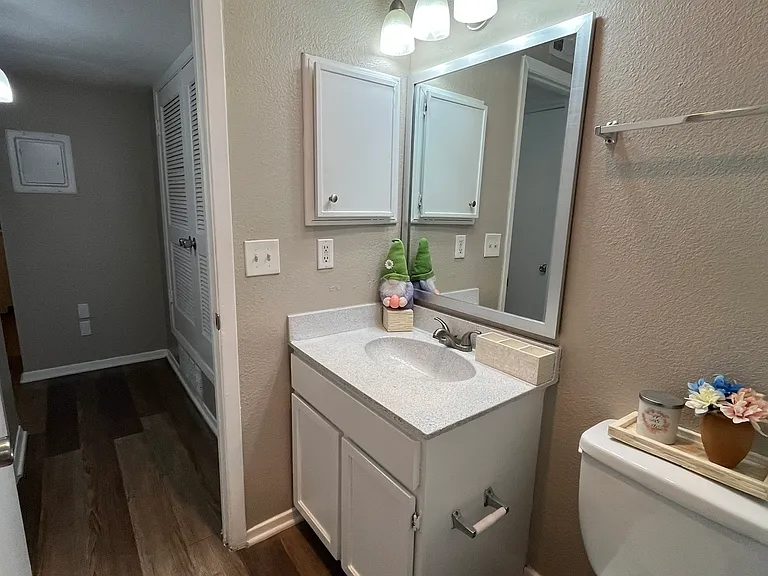 Sand Pebble Apartments — Photo 40