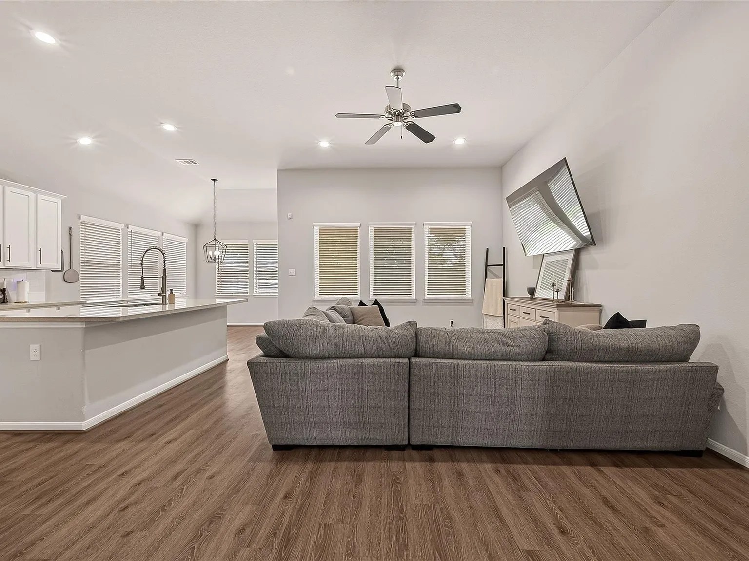 3 bed, 2.0 bath, 1705 sqft, $2,350 — Photo 4