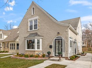 5412 N Hollywood Ave, Whitefish Bay, WI 53217
