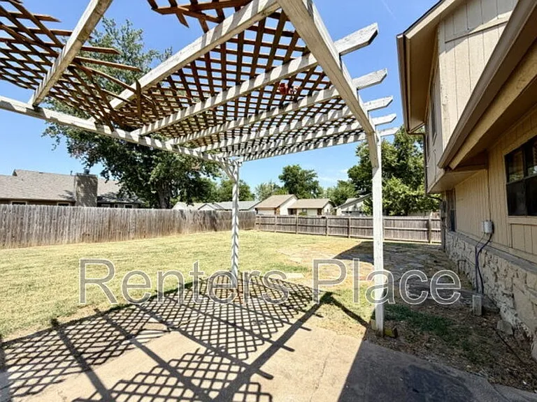 1920 N Desert Palm Ave — Photo 7