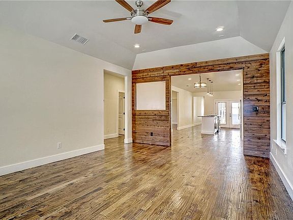3rd image of 9023 Daytonia Ave