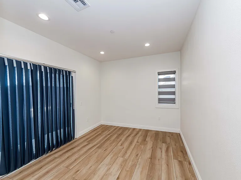539 W Amerige Ave #B — Photo 11