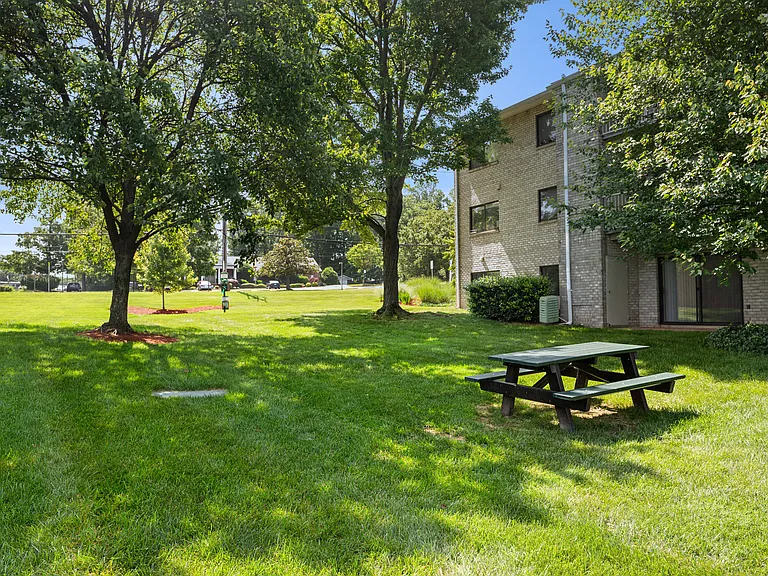 Gainsborough Court Apartments — Photo 53