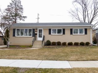 1404 W Busse Ave, Mount Prospect, IL 60056