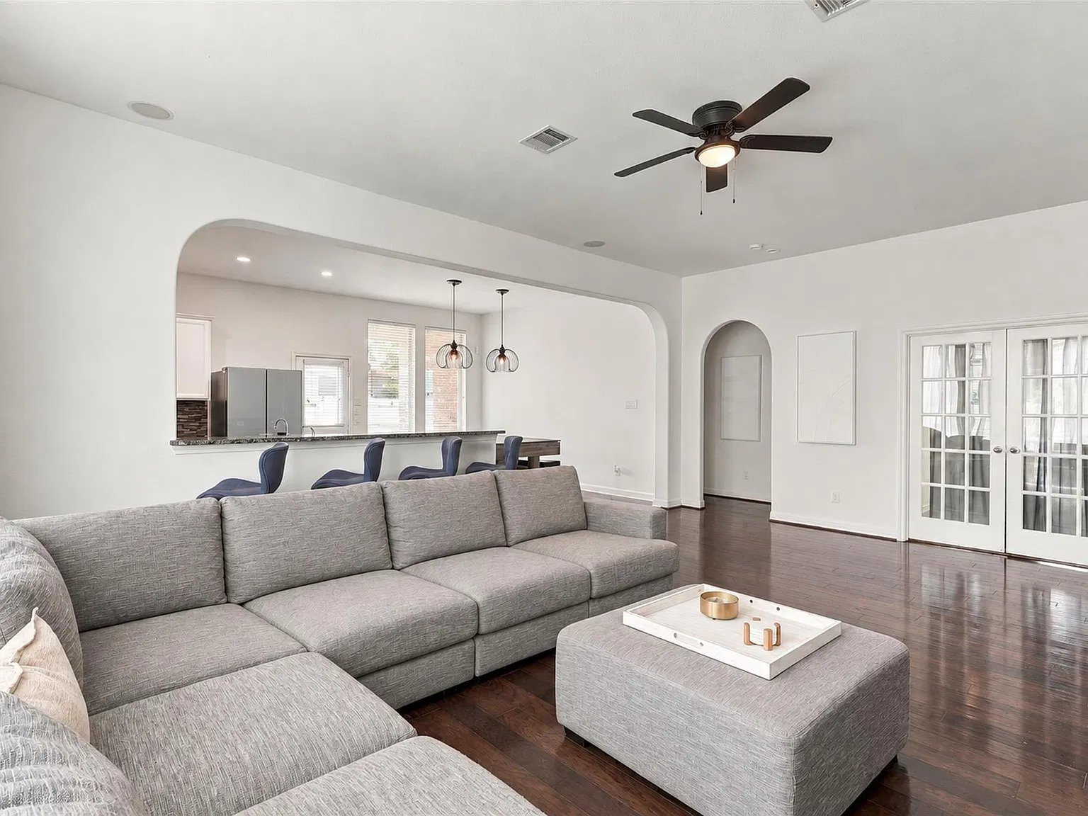3 bed, 2.0 bath, 2101 sqft, $2,900 — Photo 4