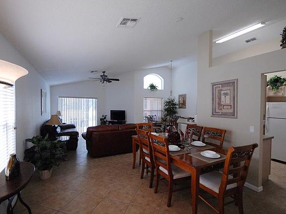 3rd image of 1596 Forest Hills Ln