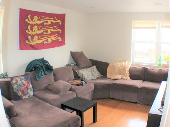 4th image of 1038 W Oxford St