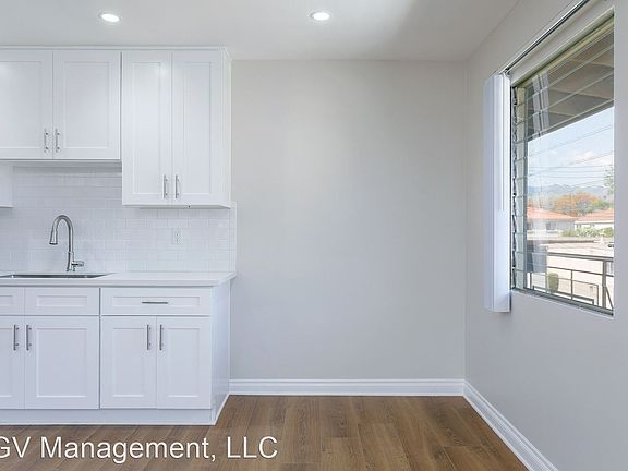 5th image of 209 E Live Oak St APT 12