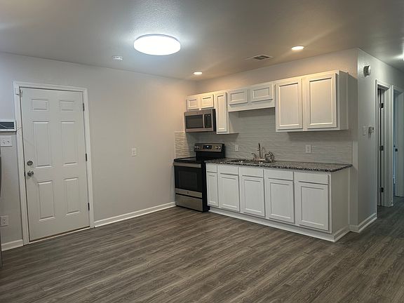 4th image of 3008 Terry St