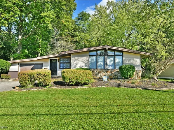 837 Pinecrest Rd, Girard, OH 44420