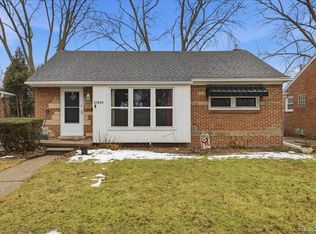 21440 Prestwick Ave, Harper Woods, MI 48225