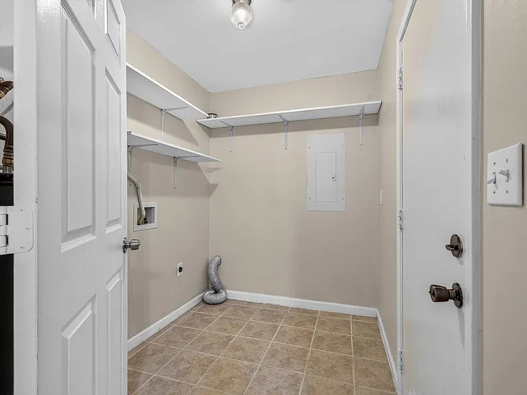 6239 Lucille Dr — Photo 14