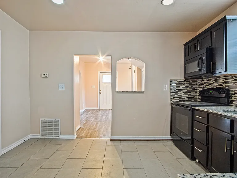 1424 NW 33rd St #B — Photo 7
