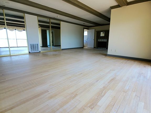 2nd image of 3960 Oak Dr