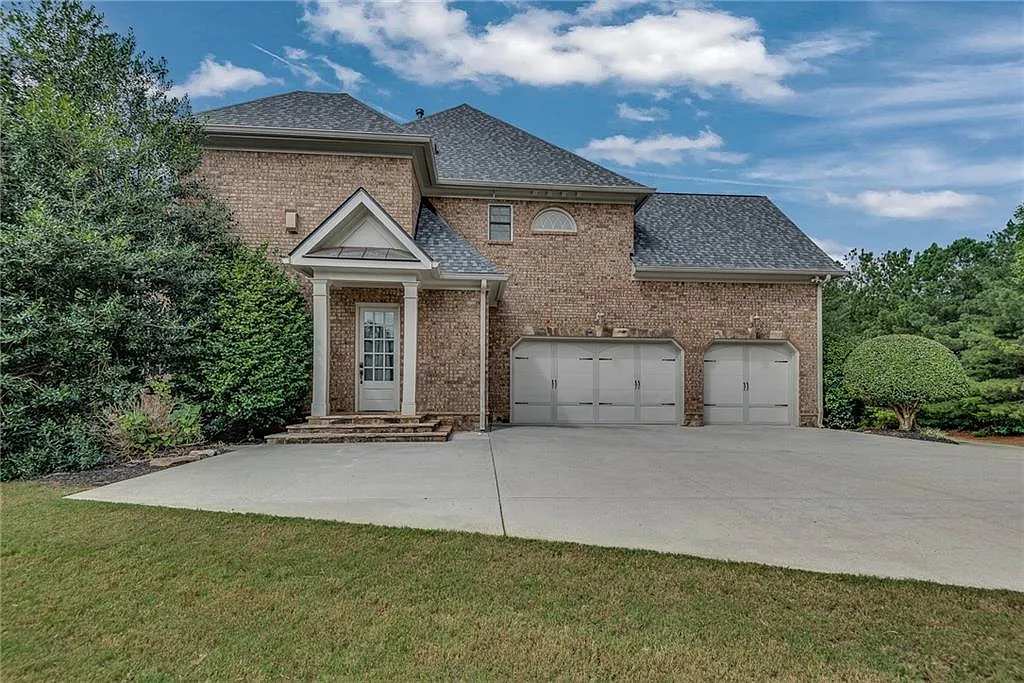 5 bed, 5.0 bath, 5063 sqft, $5,500 — Photo 3