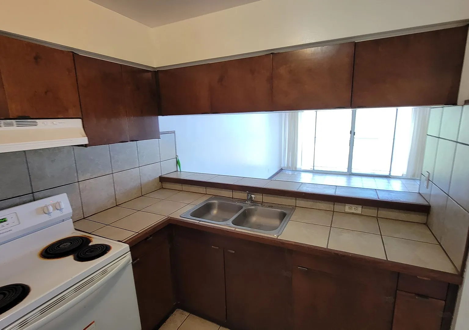 Tranquil 1 Bedroom Apartment Located in the Makaha Valley Towers Complex. — Photo 2