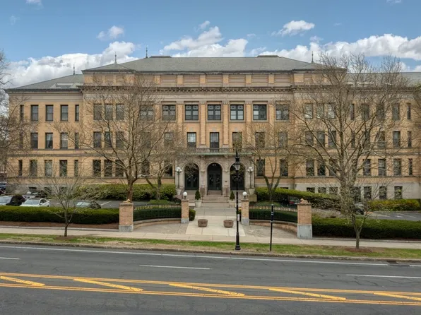 235 State St APT 305, Springfield, MA 01103