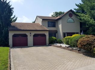 20 Rochelle Dr, Kendall Park, NJ 08824