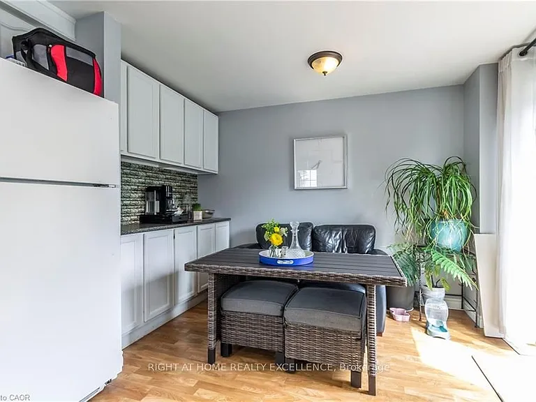 1007 Elgin St N — Photo 5