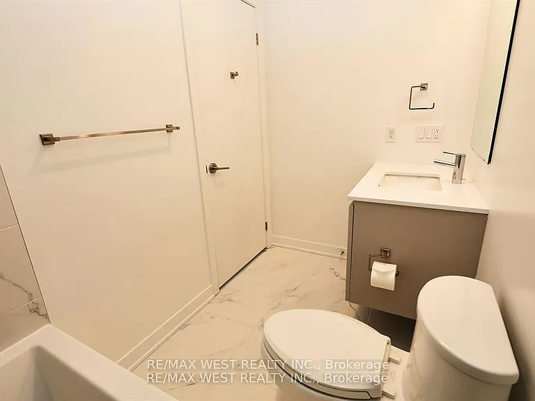 395 Dundas St W #822 — Photo 9