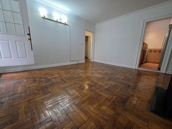 4th image of 128 E 35th St APT 4R