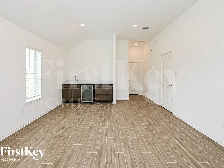 14915 Lake Shore Ave — Photo 7
