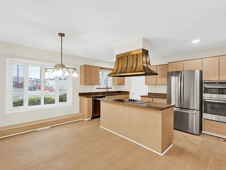 915 James K Blvd — Photo 17