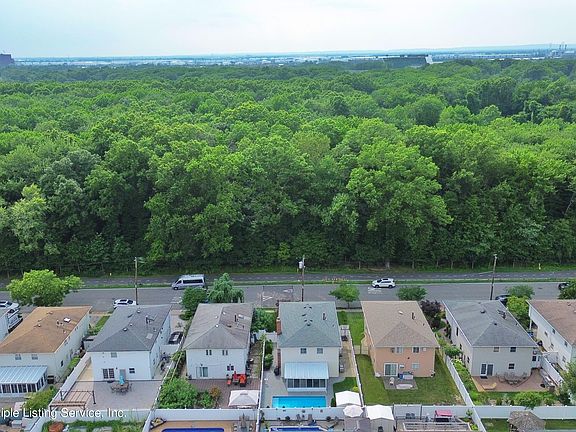 3rd image of 61 Park Dr N