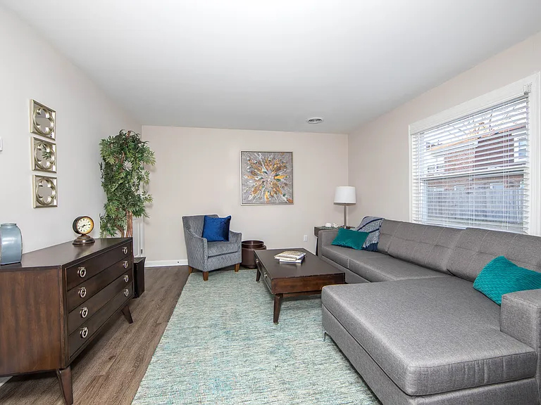 51 Queensbury Way — Photo 4