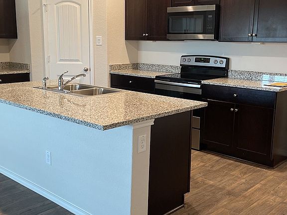 4th image of 869 Armadillo Dr
