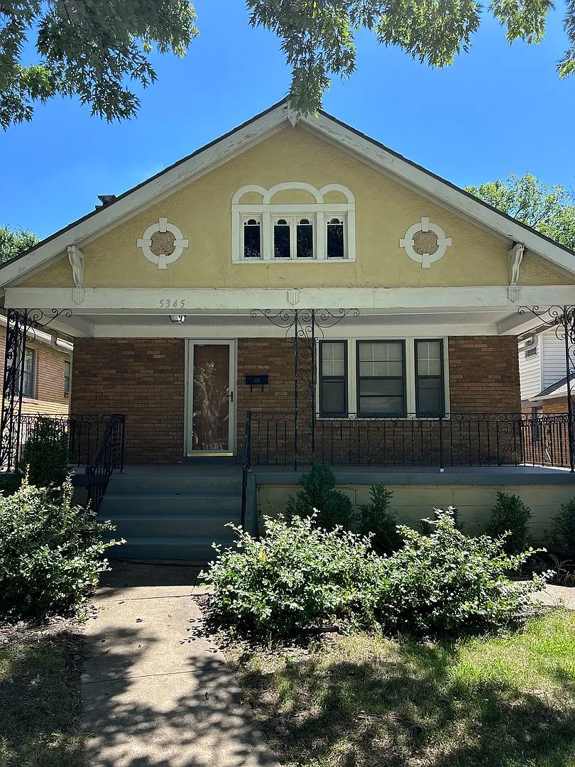 4 Bed / 1.5 Bath Home Near Brookside & UMKC! — Photo 1