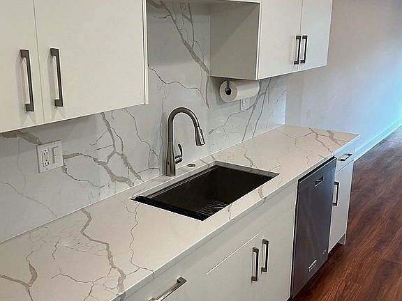 Sink w/ Moen motion sense