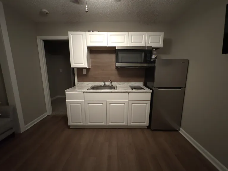 100 Waterford Dr — Photo 2